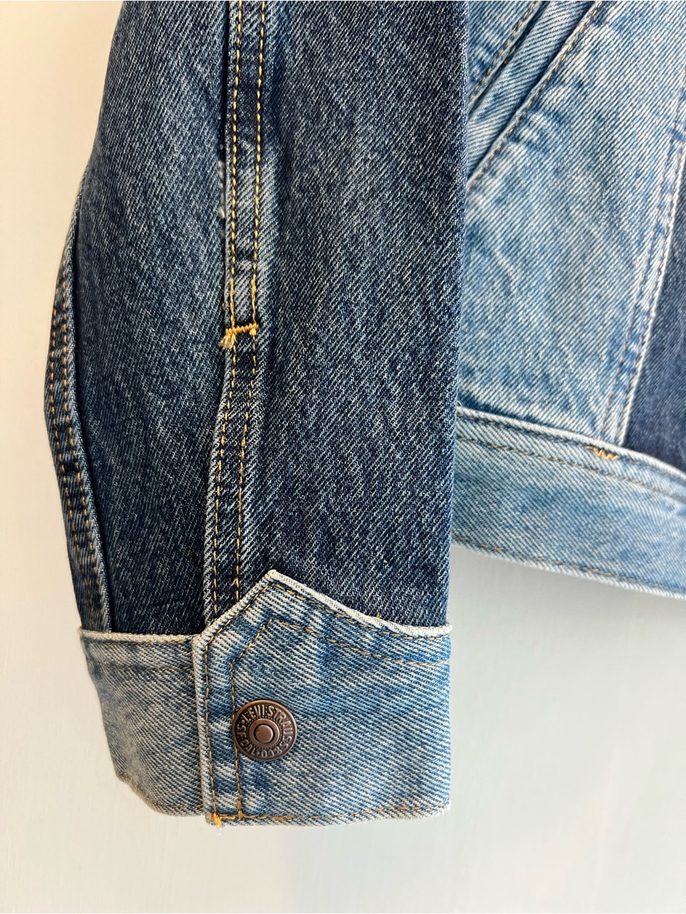 Levi's Two-Tone Blue Denim Jacket - Picture 3 of 6
